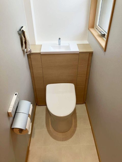 ブラウンでまとめたナチュラルトイレ空間イメージ
